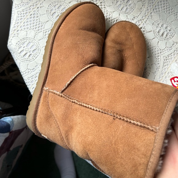 CLASSIC CHESTNUT UGGS! - Picture 7 of 9
